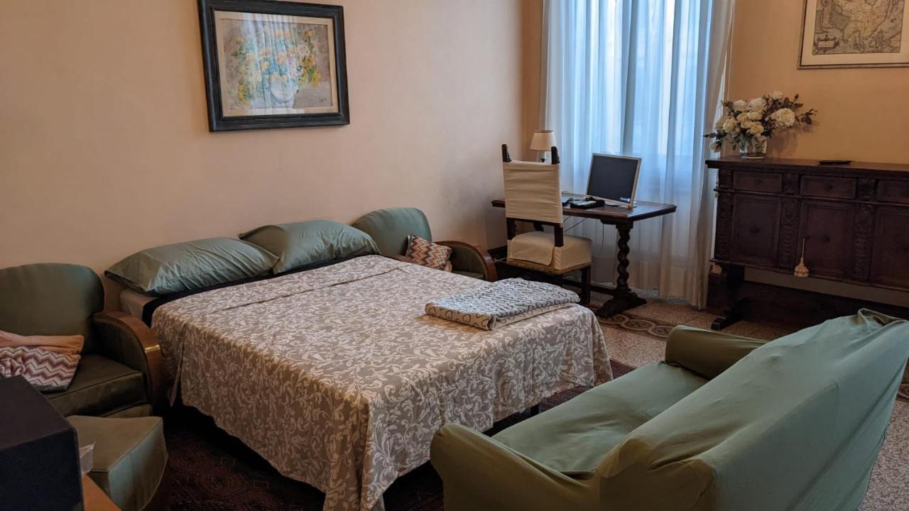 Double Bedroom In Beautiful 30'S Style Apartment Firenze Kültér fotó